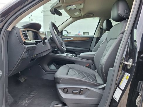 Used 2025 Volkswagen Atlas SE FWD image 13