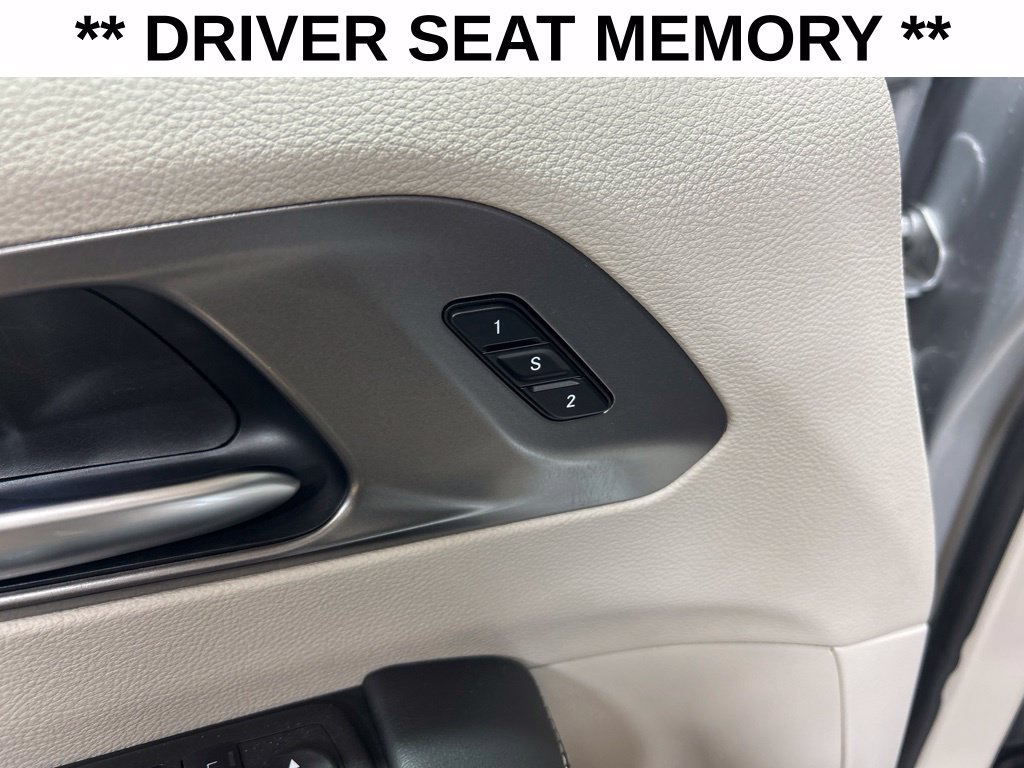 Used 2024 Chrysler Pacifica Limited FWD image 8