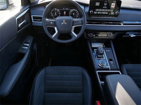 Used 2025 Mitsubishi Outlander SE image 10