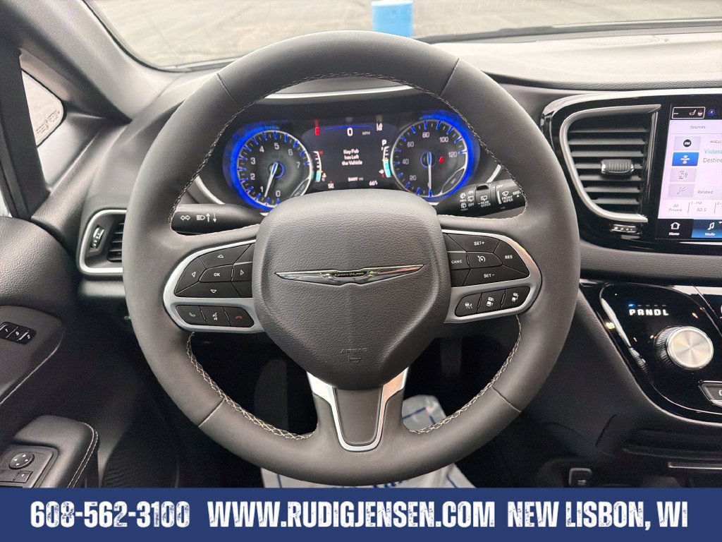 Used 2025 Chrysler Pacifica Select FWD image 14