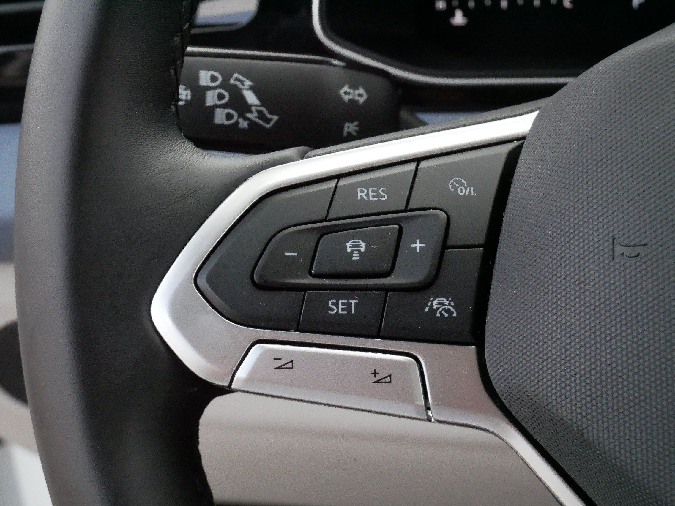 Certified 2025 Volkswagen Jetta SE w/ Sunroof Package FWD image 26