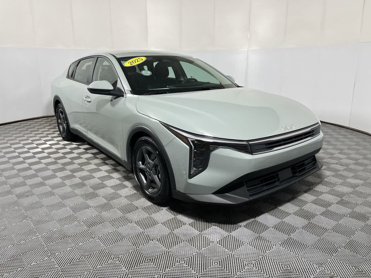 Used 2025 Kia K4 FWD image 2