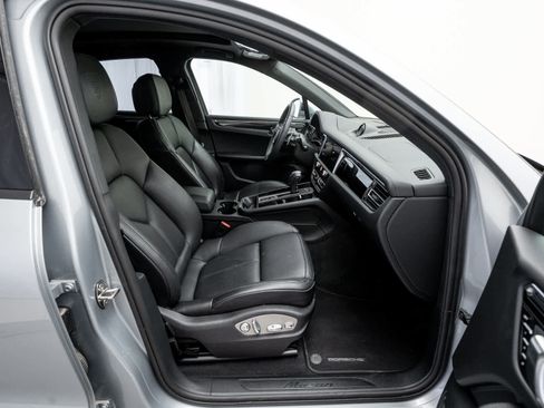 Used 2025 Porsche Macan image 10