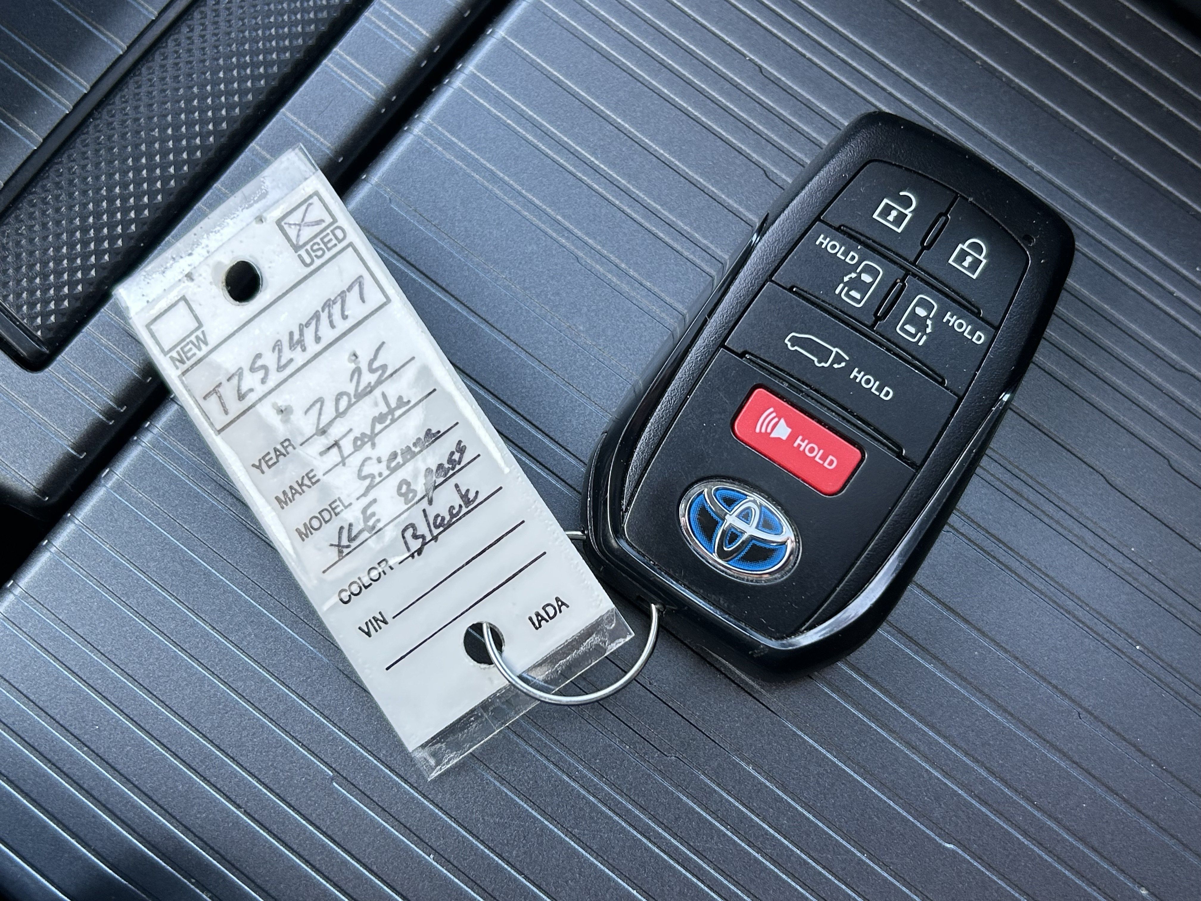 Certified 2025 Toyota Sienna XLE FWD image 39