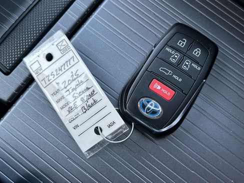 Used 2025 Toyota Sienna XLE FWD image 39