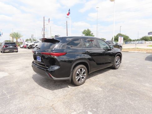 Used 2023 Toyota Highlander XLE FWD image 9