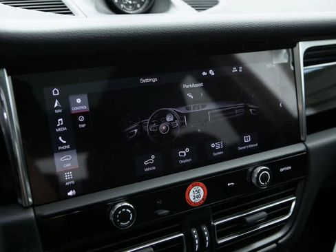 Certified 2025 Porsche Macan image 26