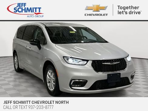 Used 2024 Chrysler Pacifica Touring-L image 1