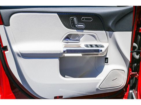 Used 2024 Mercedes-Benz EQB 300 4MATIC image 19