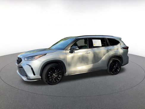 Used 2025 Toyota Highlander XSE AWD/4WD image 8