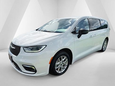 Used 2024 Chrysler Pacifica Touring-L FWD image 3