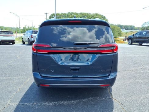 Used 2025 Chrysler Pacifica Limited FWD image 7