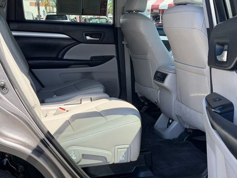 Used 2015 Toyota Highlander XLE FWD image 21