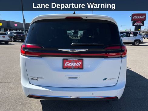 Used 2024 Chrysler Pacifica Select image 5