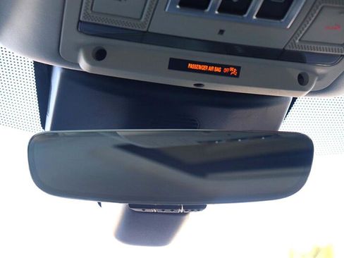 Used 2018 Land Rover Discovery SE image 38