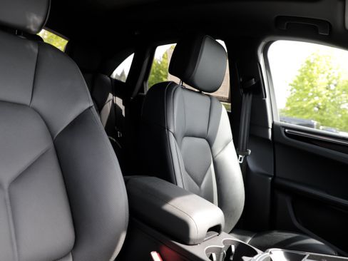 Used 2025 Porsche Macan AWD/4WD image 13