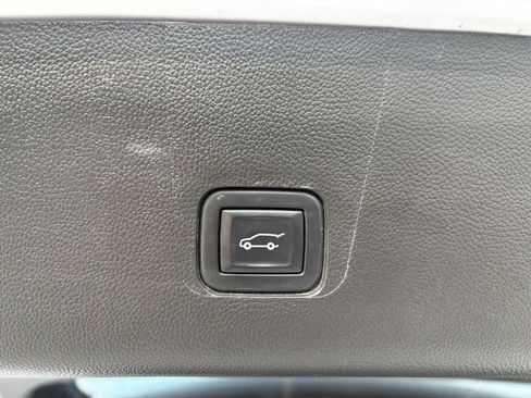 Used 2021 Chevrolet Traverse Premier image 26