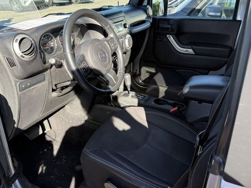 Used 2015 Jeep Wrangler Rubicon w/ Power Convenience Group AWD/4WD image 3
