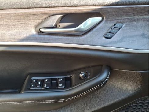 Used 2023 Jeep Grand Cherokee Limited image 11