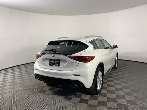 Used 2017 INFINITI QX30 Premium w/ Navigation Package image 3