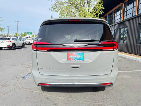 Used 2023 Chrysler Pacifica Touring-L FWD image 4