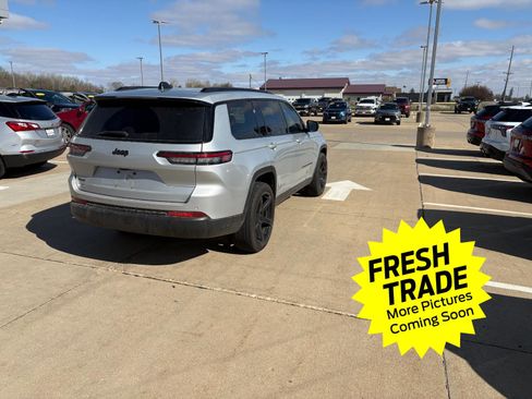 Used 2024 Jeep Grand Cherokee L Laredo image 3