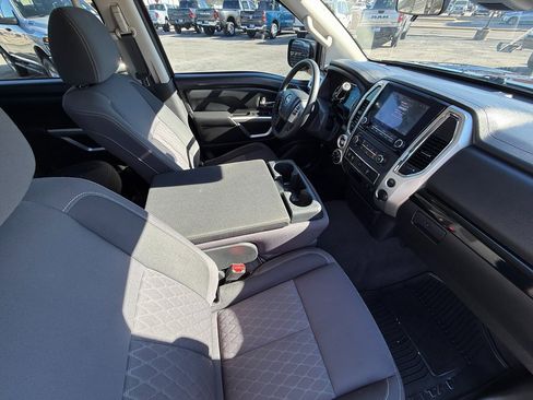 Used 2021 Nissan Titan SV image 3