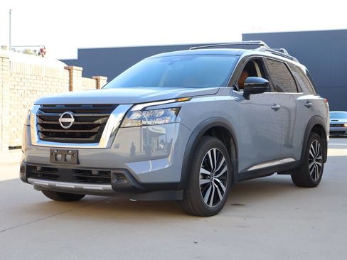 Used 2025 Nissan Pathfinder Platinum AWD/4WD image 2