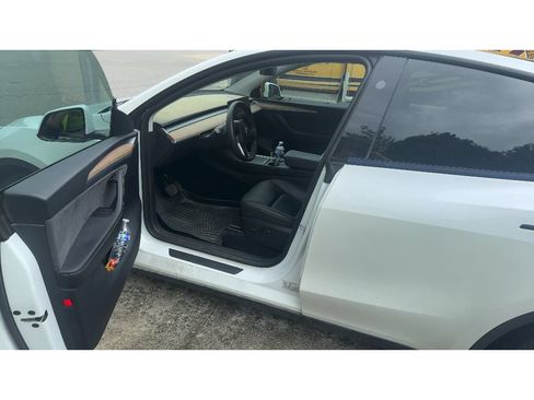 Used 2024 Tesla Model Y Long Range AWD/4WD image 5