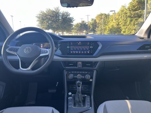 Used 2024 Volkswagen Taos SE w/ Panoramic Sunroof Package FWD image 25