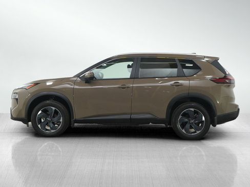 Used 2024 Nissan Rogue SV w/ SV Premium Package image 2