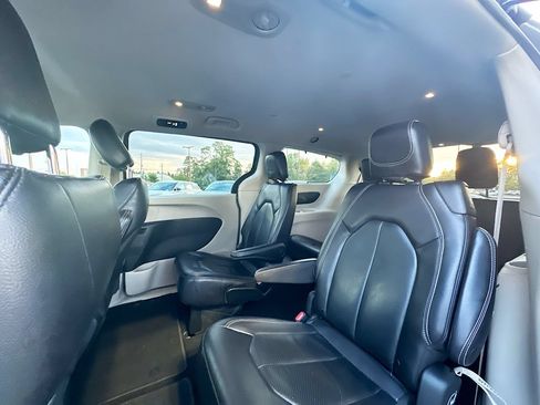 Used 2022 Chrysler Pacifica Touring-L FWD image 17