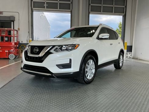 Used 2018 Nissan Rogue SV w/ Premium Package FWD image 2