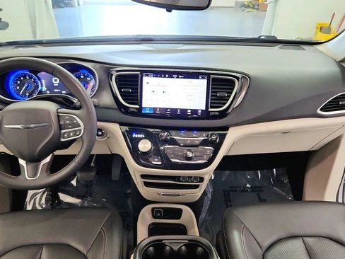 Used 2024 Chrysler Pacifica Touring-L FWD image 27