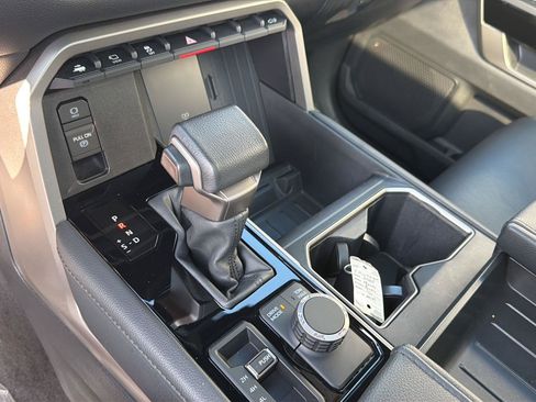 Used 2025 Toyota Tundra Limited AWD/4WD image 28
