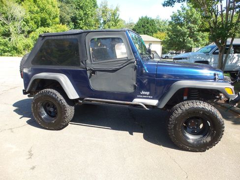 Used 2005 Jeep Wrangler Unlimited w/ Security Group image 12