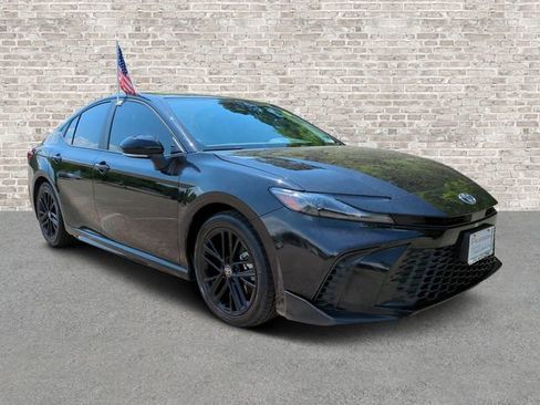 Used 2025 Toyota Camry SE FWD image 1
