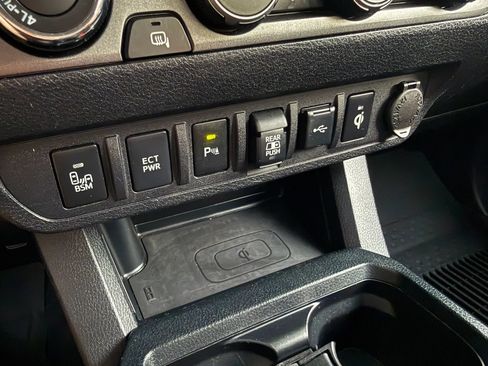 Used 2020 Toyota Tacoma TRD Off-Road w/ TRD Premium Off Road Package AWD/4WD image 31