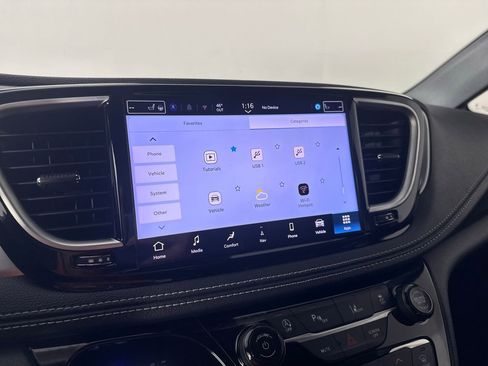Used 2025 Chrysler Pacifica Limited FWD image 33