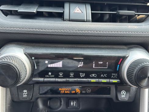 Used 2019 Toyota RAV4 LE AWD/4WD image 16