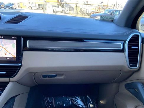 Used 2019 Porsche Cayenne S image 17