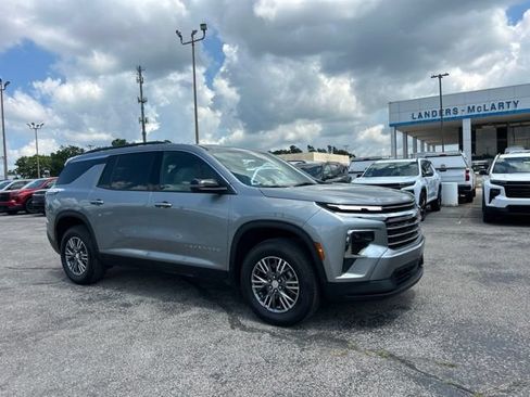Used 2026 Chevrolet Traverse LT FWD image 1