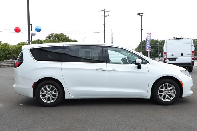 Used 2023 Chrysler Voyager LX FWD image 4