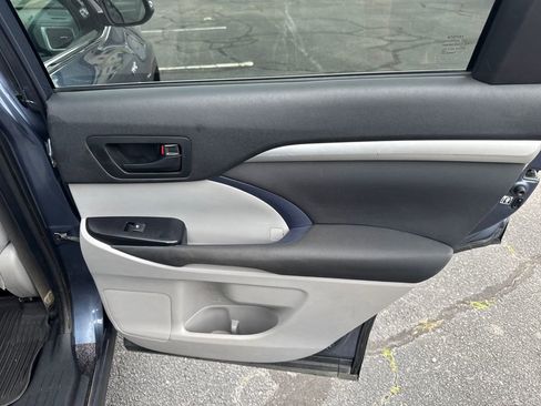 Used 2019 Toyota Highlander LE AWD/4WD image 37