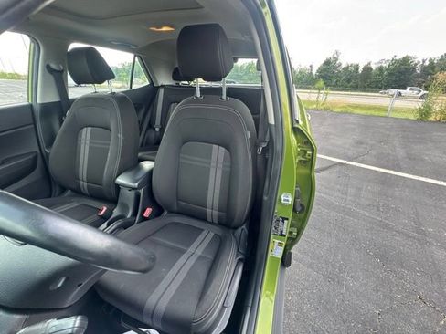 Used 2022 Hyundai Venue SEL FWD image 9