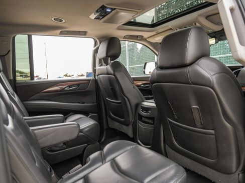 Used 2017 Cadillac Escalade ESV Luxury AWD/4WD image 37