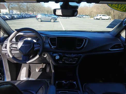 Used 2025 Chrysler Pacifica Limited image 13