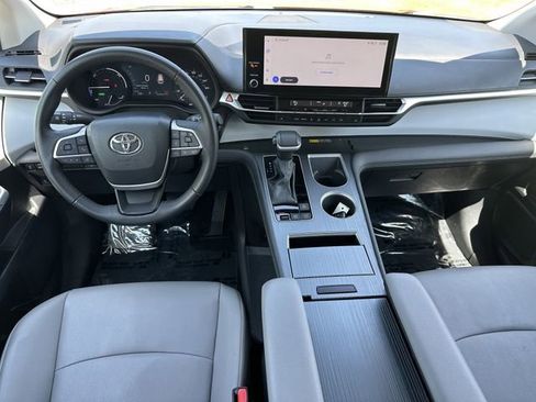 Used 2025 Toyota Sienna XLE FWD image 23