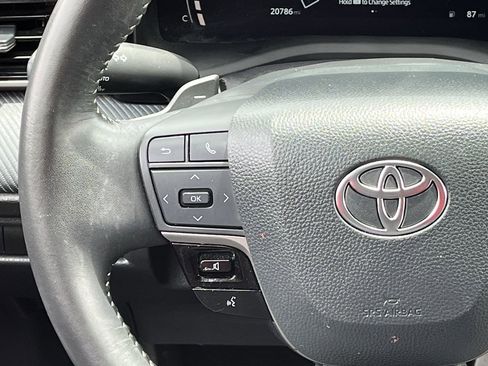 Used 2025 Toyota Camry SE w/ Convenience Package FWD image 12