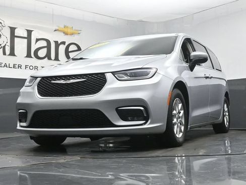 Used 2023 Chrysler Pacifica Touring-L FWD image 4